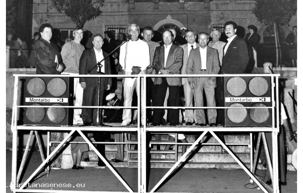 1990, 25 Festa del Donatore Fratres: gli organizzatori sul palco