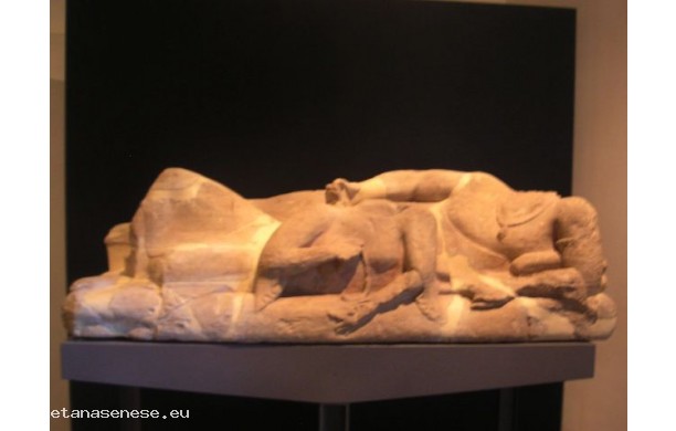 Coperchio di urna  cineraria con coppia di sposi