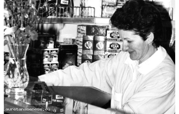 2005 - Rosanna dietro il banco