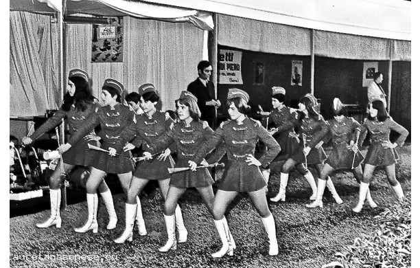 1977, Sabato 18 Giugno - Le majorette si esibiscono lungo la pista dello Stadio