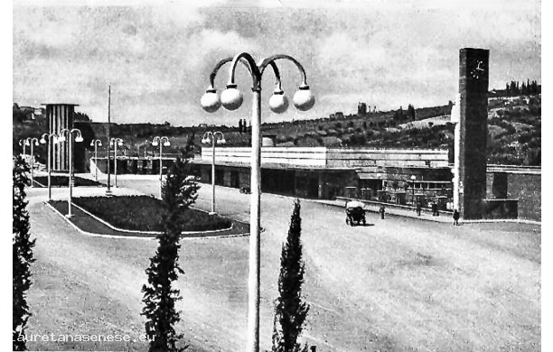 1938 - La Nuova Stazione Ferroviaria con lampioni e cipressi