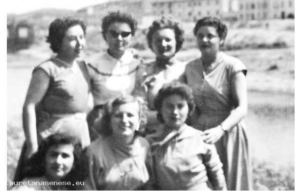 1954? - Sei ragazze a scuola di sartoria