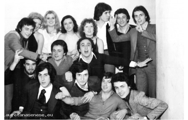 1978? - Gruppo di amici al Ravvivati a carnevale