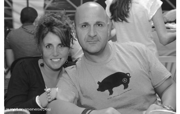 2014 - Elisa a cena con la guardia del corpo