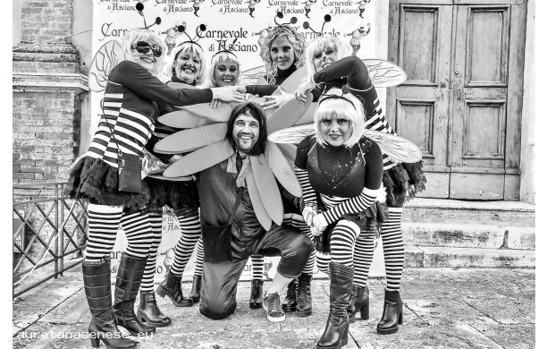 2021?, Febbraio - Tante api attorno a un fiore di Carnevale