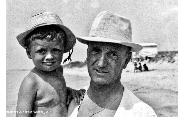 1965 - Palmiero al mare con il figlio