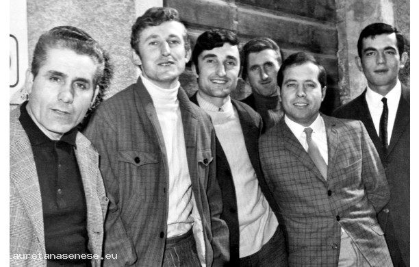 1981 - Gruppo di amici di fronte al bar del Cannelli