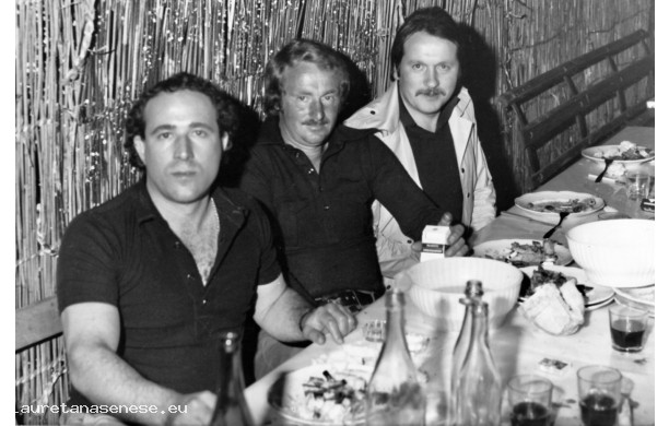 1986? - Gruppo di amici a cena all'aperto