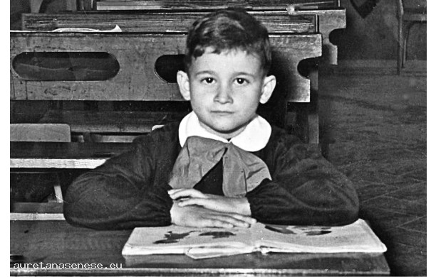 1965? - Scolaro sui vecchi banchi di una scuola rurale