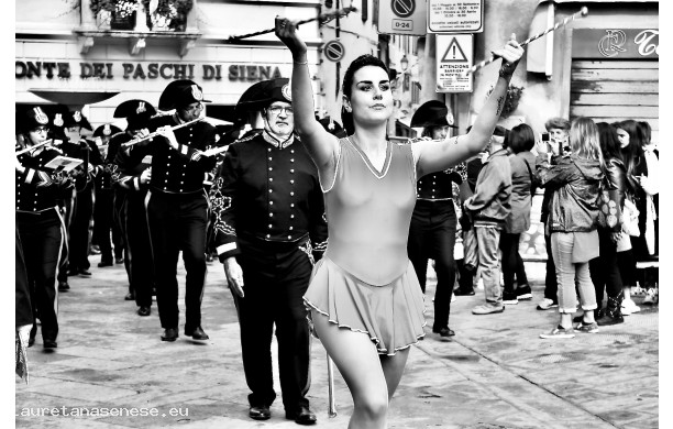 2019, Domenica 22 Settembre - Una bella Majorette guida i Carabinieri Reali