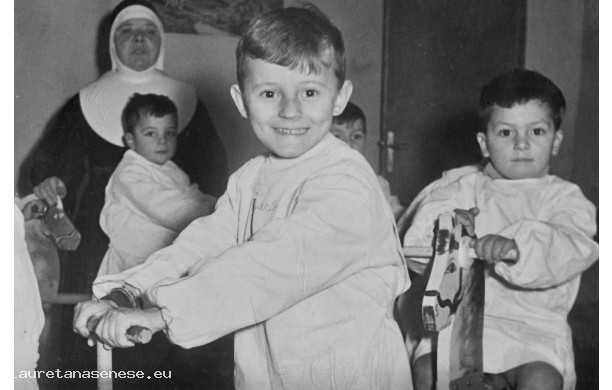 1956 - Carlo sulla giostra delle suore