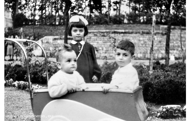 1942 - Cittini ai giardini pubblici
