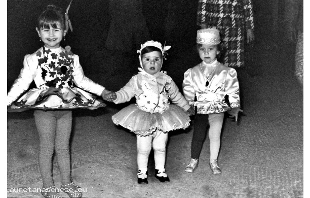 1970, Febbraio - Tre piccole mascherine