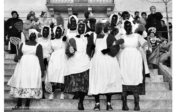 1995 - Gruppo travestito da Colf di colore