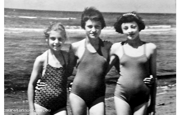 1958 - Ragazzine al mare in colonia