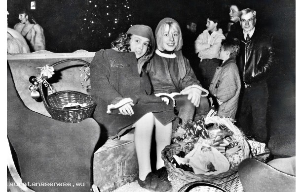 1988, Dicembre - Babbi Natale al femminile