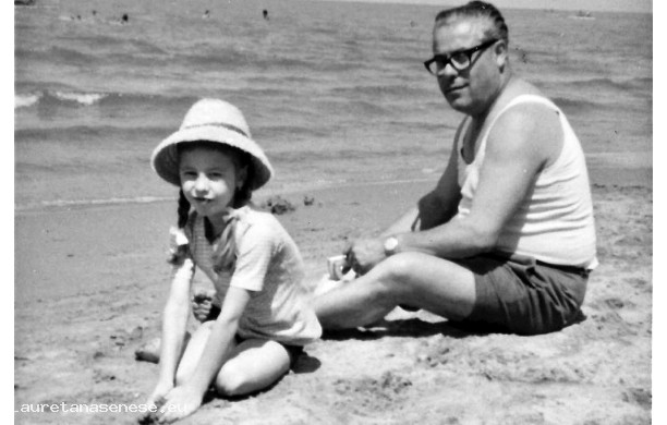 1964 - Marino e Roberta al mare a San Vincenzo