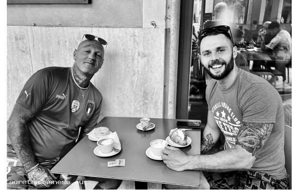 2024, Domenica 19 Maggio - Due ciclisti Inglesi dall'aria familiare.