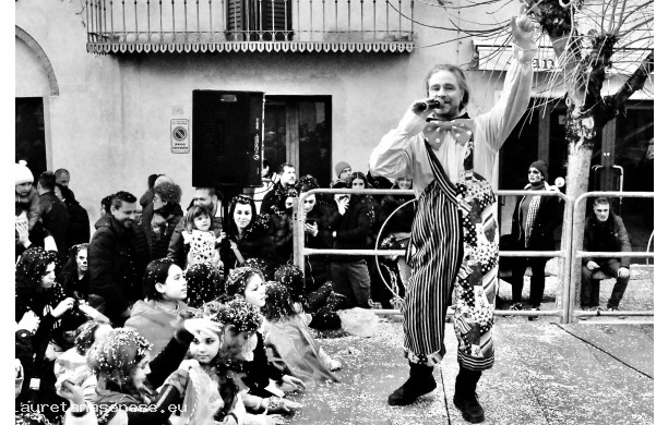 2023, 12 Febbraio - Giacomo intrattiene la piazza