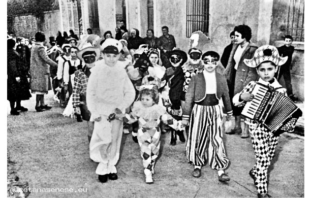 1958 - Carnevale dei bambini che escono dalle scuole vecchie