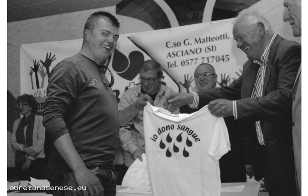 2010 - Festa Donatori Sangue: Andrea riceve la maglia del donatore