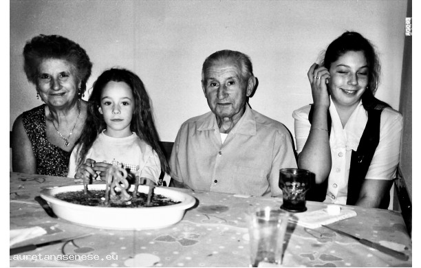 1993, Agosto - Gino Boscagli festeggiato dalle nipoti