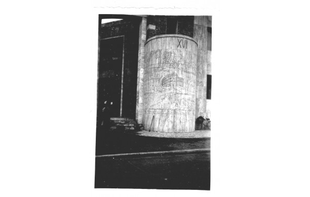 1940 i bassorilievi in travertino nella Casa del Popolo.