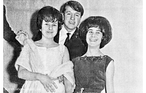 1966 - Amici sulle scale del Teatro Ravvivati