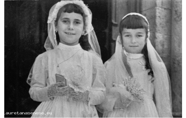 1958 - Due bimbe passano a Prima Comunione