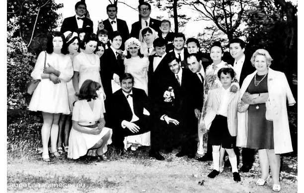 1969, Giovedì 12 Giugno - Anna e Vittorio, con tutti gli amici