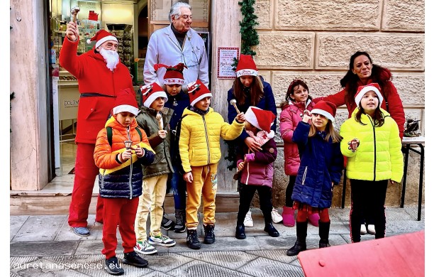 2023, Sabato 9 Dicembre - La consegna del Presepe in Farmacia