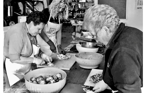 2015 - Volontarie Proloco a preparare i carciofi