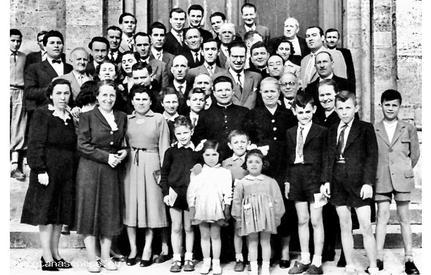 1952 - Tutti attorno a don Luigi Fabbrini