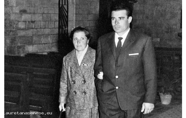 1960, Giovedi 27 Ottobre - Narciso entra in chiesa con la mamma