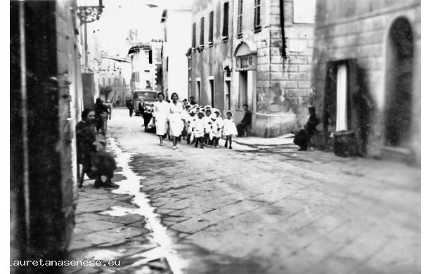 1938 - I bambini della Colonia Elioterapica a passeggio per il paese