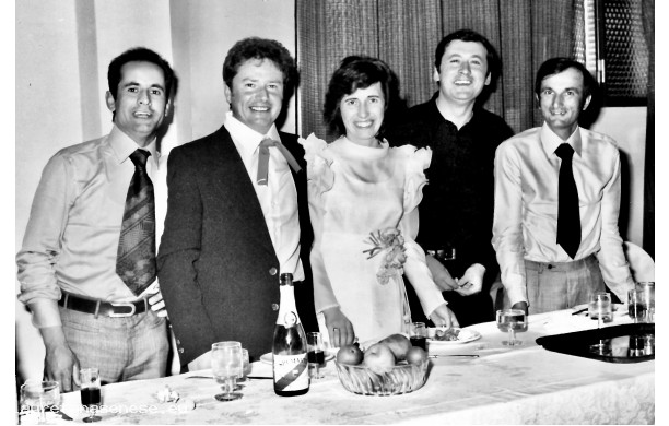 1973, Sabato 9 Giugno - Gli sposi con i testimoni e il prete