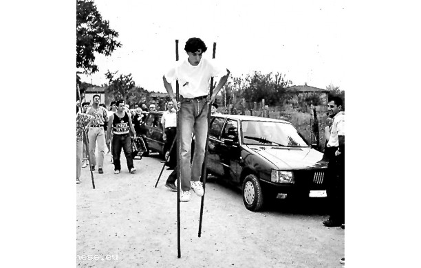 1991, Settembre - Corsa con i trampoli alla Festa del Nocino