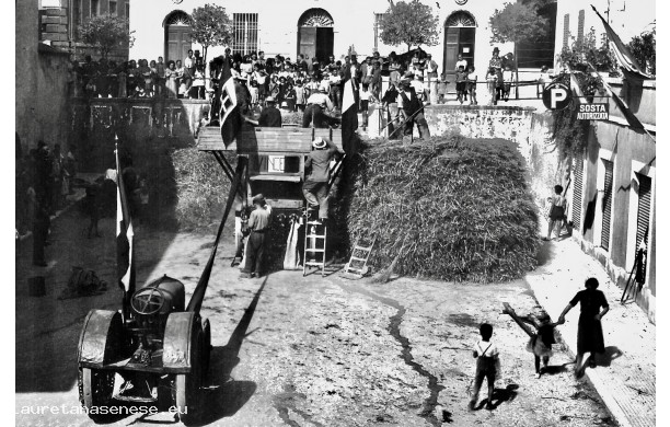 1940 - La tribbiatura del grano in Piazza Garibaldi