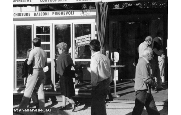 1980 - Mostra Mercato Ascianese: uno stand di porte in alluminio