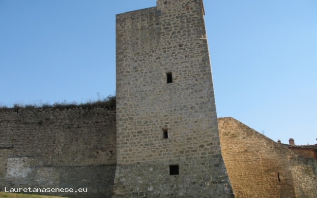 Piazzola di Servizio  e parcheggio Asciano Centro Storico